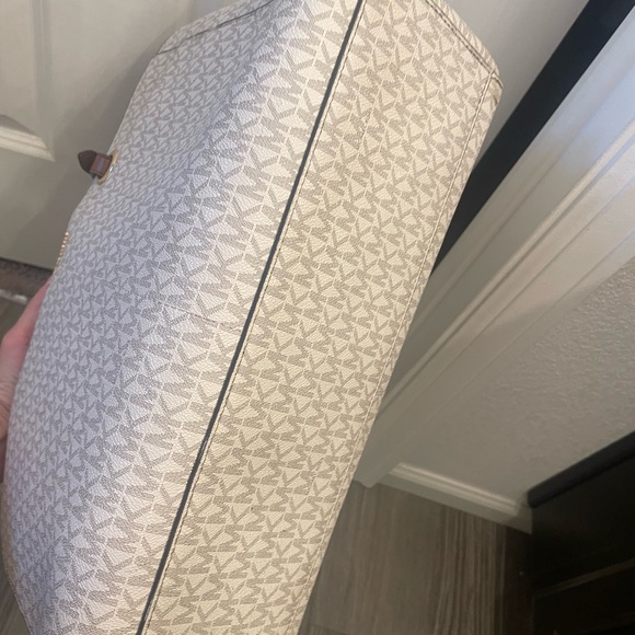 Michael Kors purse - Picture 5 of 8